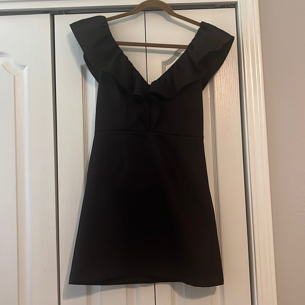 DO+BE cocktail dress - black v-necked fitted dress with ruffled sleeves